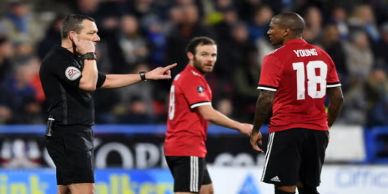 Unveiling the assistant referee of Manchester United